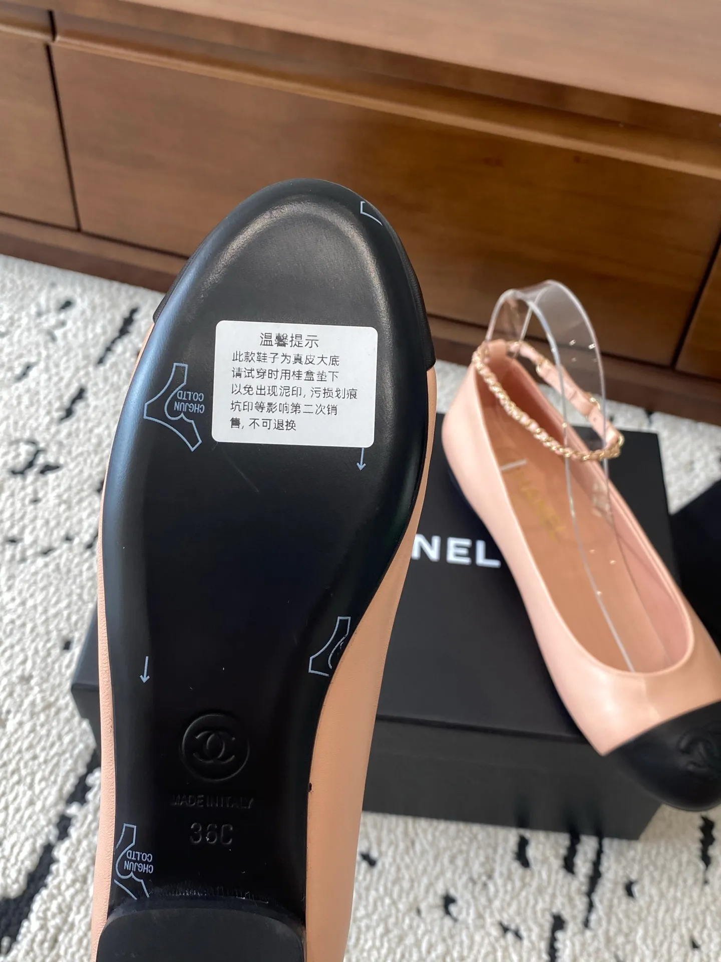 👟👟Ex-factory price 580👟👟 🍀CHANEL2025 new autumn and winter model, Mary Jane leather Chanel Xiaoxiang C home flat classic metal chain shoes Comfortable Mary Jane shoes Catwalk advanced ready-to-wear customization, simple yet sweet and playful Solid color fabric is refreshing and easy to wear Buckle design shoes are more heeling Upper: Customized sheepskin Inner foot pad: sheepskin Sole: Italian leather sole Size: 35-40 (40 customization is non-refundable) 👉 👉 Buy now👉 Buy now👉